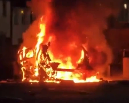 Кола се взриви пред полицейско управление в Северна Ирландия