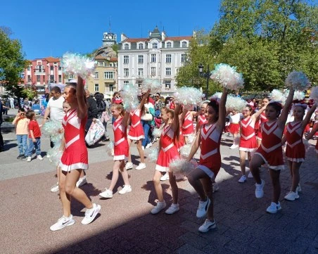 Любими приказни герои оживяха в карнавално шествие по Главната