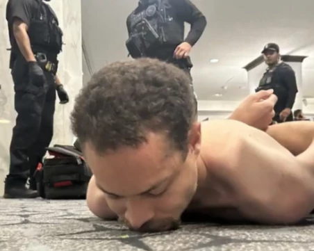 Нападателят в Белия дом - въоръжен с пистолет, дългоцевно оръжие и няколко ножа