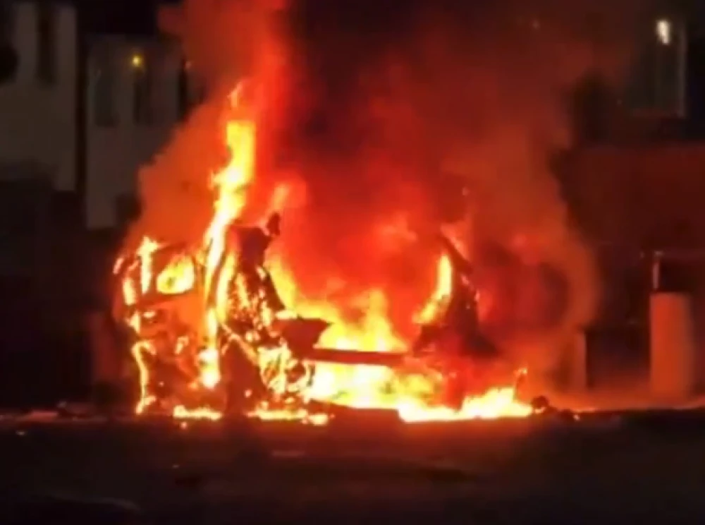 Кола се взриви пред полицейско управление в Северна Ирландия