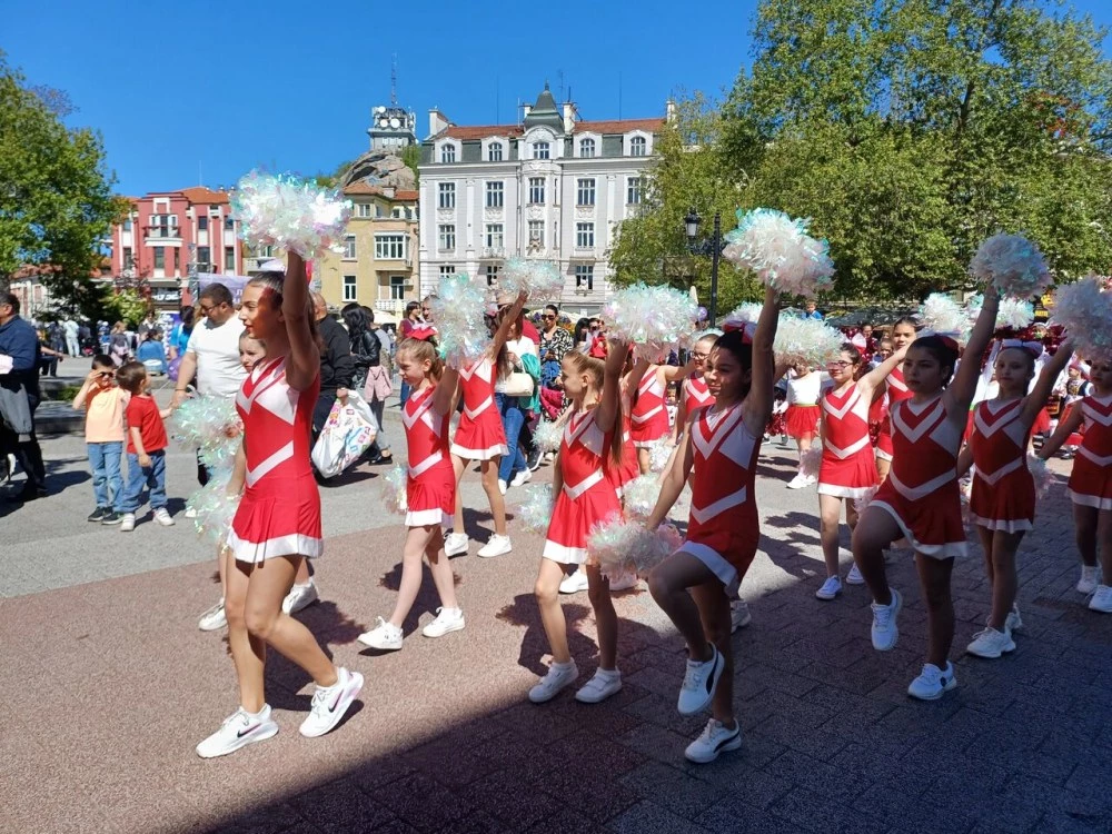 Любими приказни герои оживяха в карнавално шествие по Главната