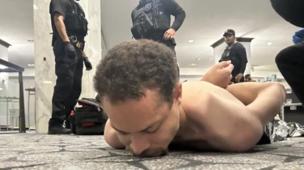 Нападателят в Белия дом - въоръжен с пистолет, дългоцевно оръжие и няколко ножа