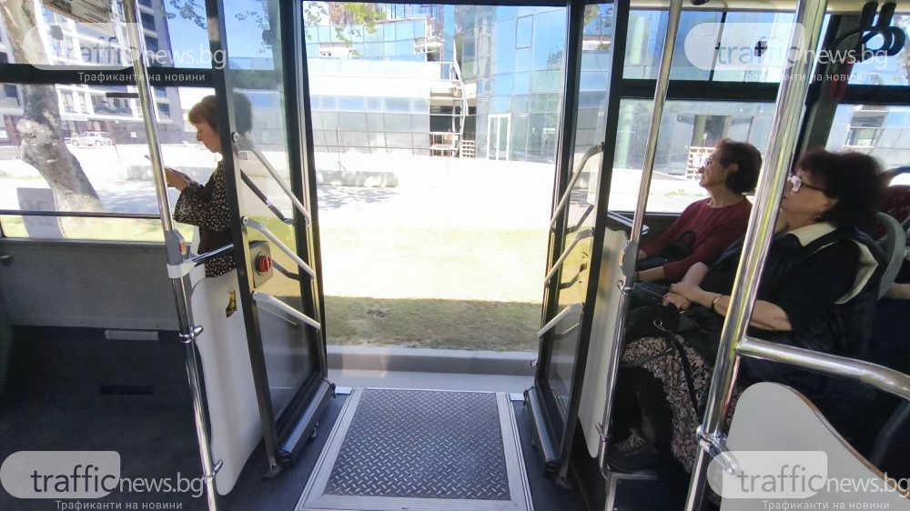 Опасно! Автобус от градския транспорт пътува с отворена врата заради липса на климатик