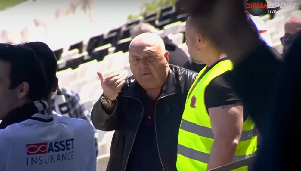 Венци Стефанов влезе в саморазправа с феновете след мощни викове „Оставка