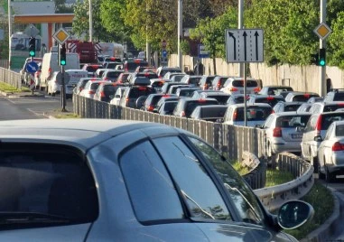 Адско задръстване парализира движението по „Кукленско шосе заради авариен ремонт