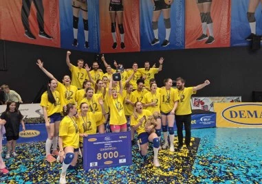 Ахметджан Ершимшек, Жана Тодорова и Борислава Съйкова след спечелването на 12-ата поредна титла в НВЛ