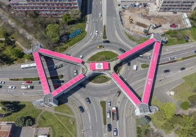 Пасарелка в Бургас грейна с логото и цветовете на Giro d’Italia 2026