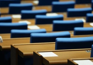 Политическите сили разпределиха местата си в парламента, всяка партия с места на първия ред