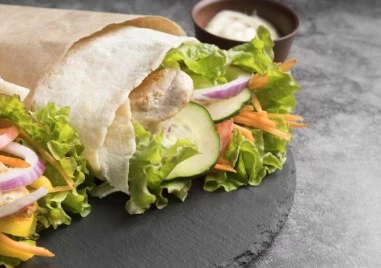 Рецепта за тортила сандвич с пилешко месо, зеленчуци и млечен сос