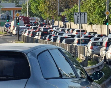 Адско задръстване парализира движението по „Кукленско шосе
