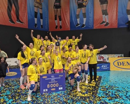 Ахметджан Ершимшек, Жана Тодорова и Борислава Съйкова след спечелването на 12-ата поредна титла в НВЛ