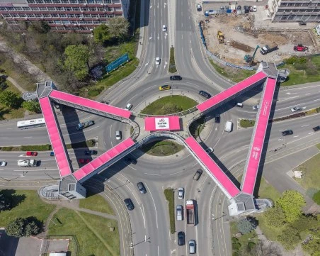 Пасарелка в Бургас грейна с логото и цветовете на Giro d’Italia 2026