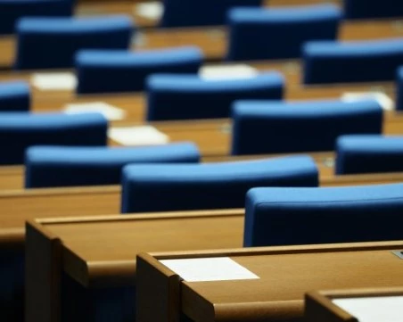 Политическите сили разпределиха местата си в парламента, всяка партия с места на първия ред