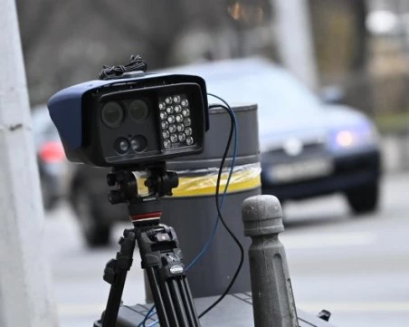 Рекорд: За 9 минути три пъти заснеха 18-годишен от Смолян да фучи с превишена скорост