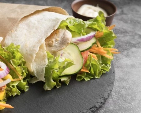Рецепта за тортила сандвич с пилешко месо, зеленчуци и млечен сос