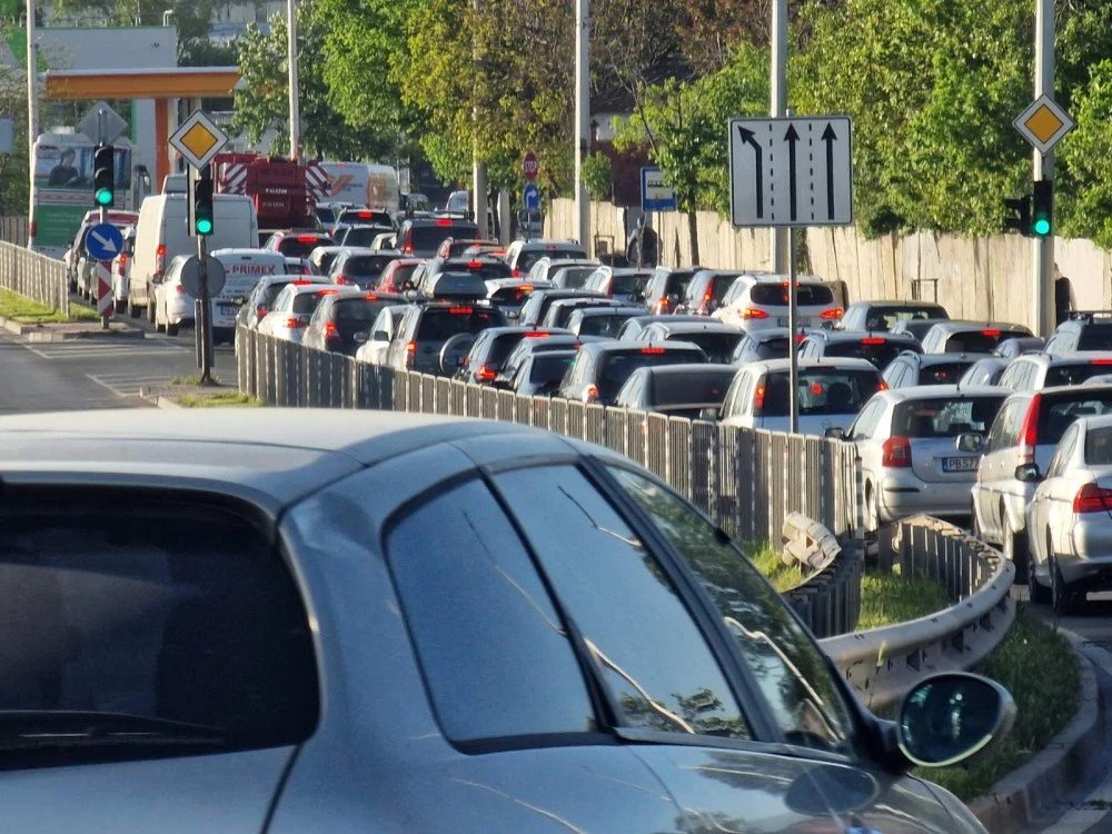 Адско задръстване парализира движението по „Кукленско шосе