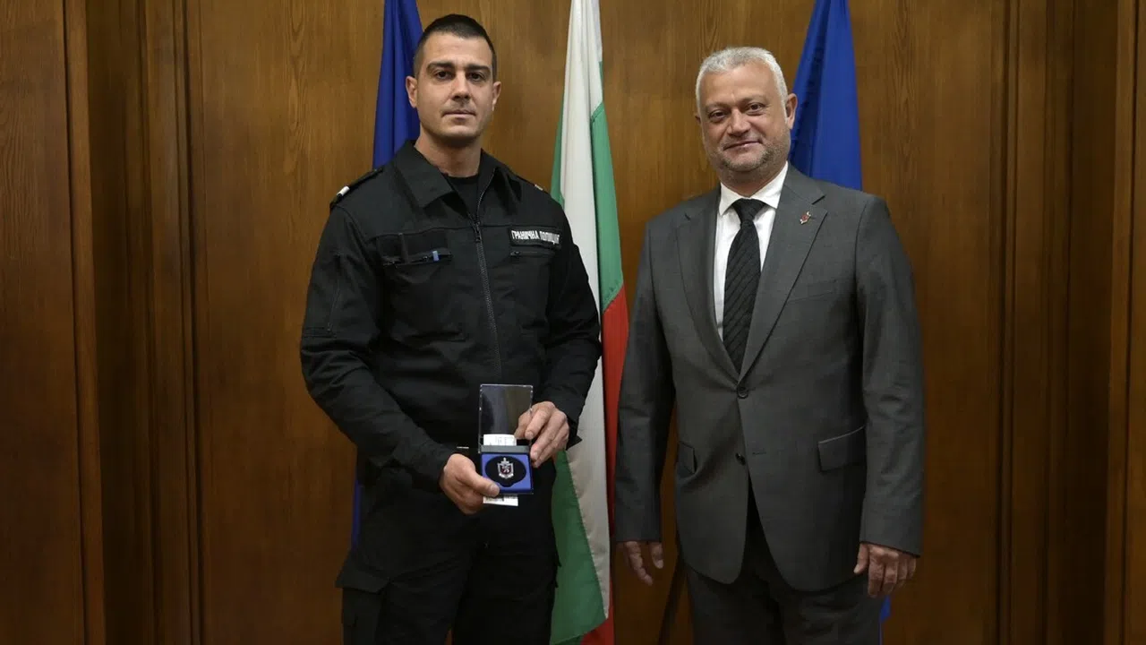 Министър Дечев награди полицай Арабаджиев, спасил пътници край Малко Търново