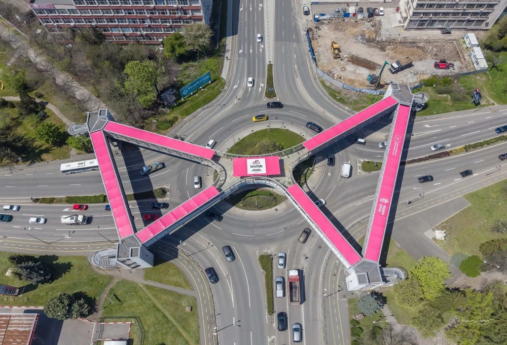 Пасарелка в Бургас грейна с логото и цветовете на Giro d’Italia 2026