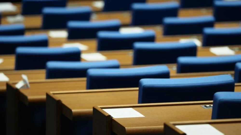 Политическите сили разпределиха местата си в парламента, всяка партия с места на първия ред