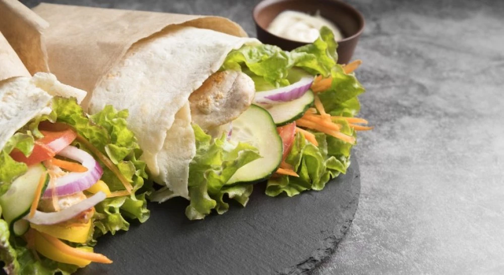 Рецепта за тортила сандвич с пилешко месо, зеленчуци и млечен сос