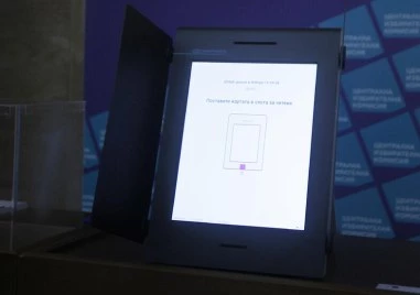 Изборите в числа: Кой гласува с машина и кой - с хартия