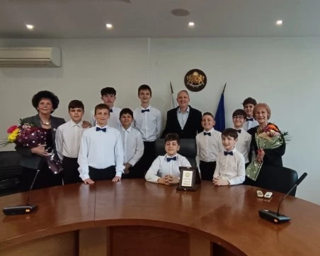 Хорът на пловдивските момчета с високо отличие от областния управител проф. Владислав Попов за 50-годишния си юбилей