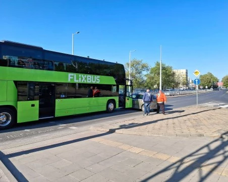 Междуградски автобус и лека кола се блъснаха на Сточна гара в Пловдив