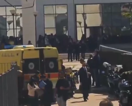 Откриха оръжието на мъжа, ранил петима в Атина, все още го издирват