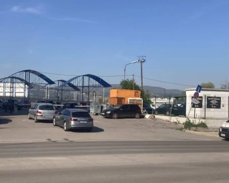 Служител се барикадира в гараж 