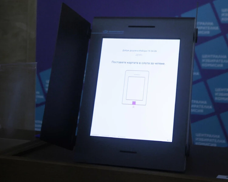 Изборите в числа: Кой гласува с машина и кой - с хартия