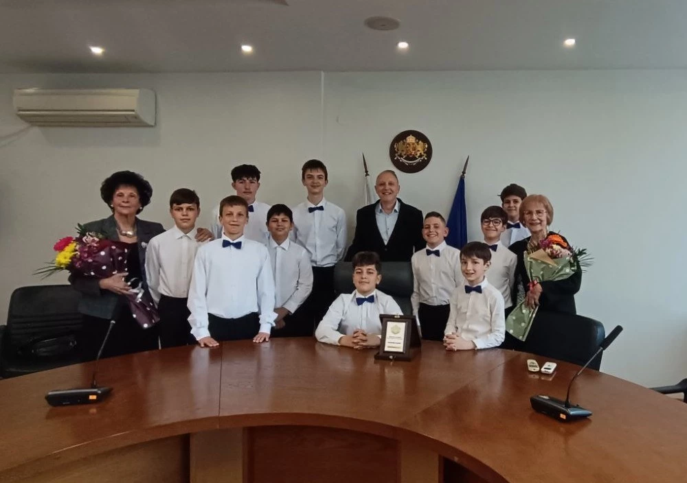 Хорът на пловдивските момчета с високо отличие от областния управител проф. Владислав Попов за 50-годишния си юбилей