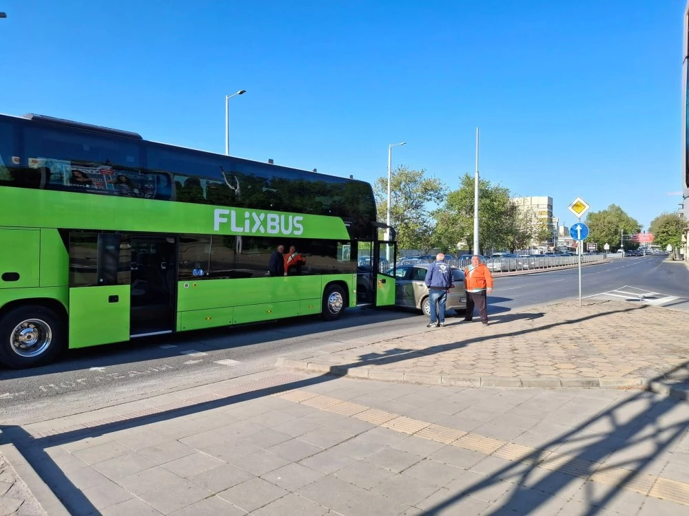 Междуградски автобус и лека кола се блъснаха на Сточна гара в Пловдив