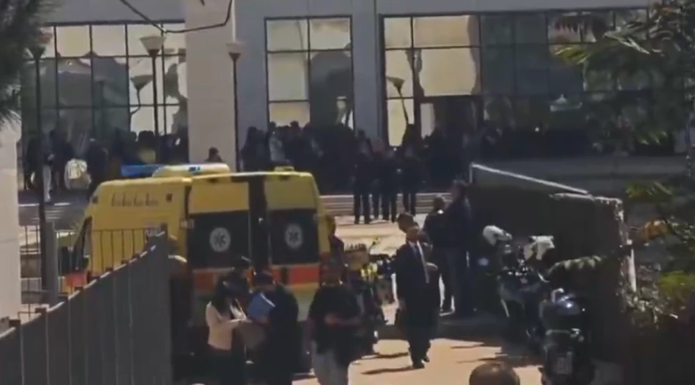 Откриха оръжието на мъжа, ранил петима в Атина, все още го издирват