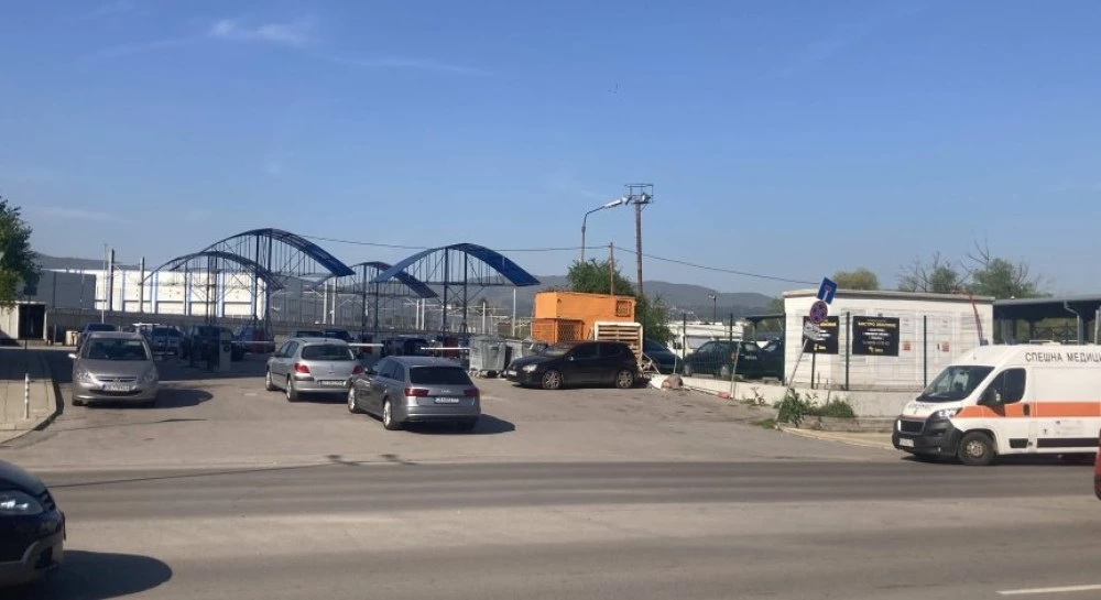 Служител се барикадира в гараж 