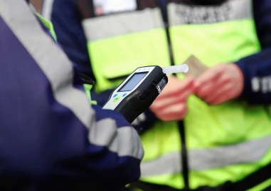Два екипа полиция тества за алкохол пловдивчанин с поредица „невалидни проби- остана без книжка