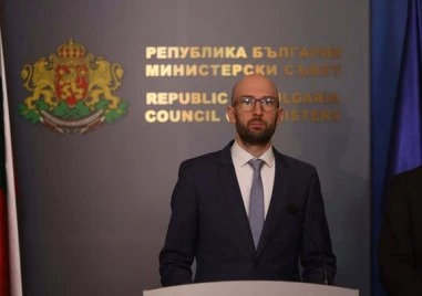 Служебен министър към Радев: От раздути обществени поръчки за тестове за рак и курсове може да се спестят милиони