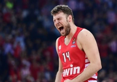 Везенков помогна на Олимпиакос за успешен старт в плейофите