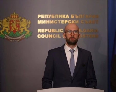 Служебен министър към Радев: От раздути обществени поръчки за тестове за рак и курсове може да се спестят милиони