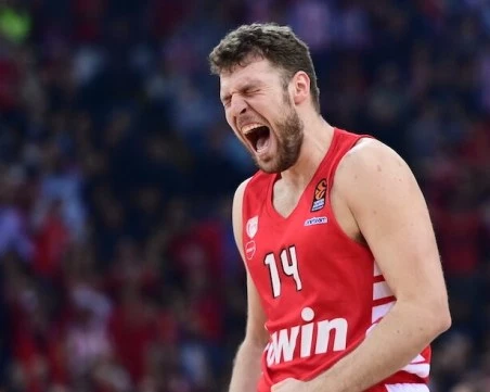 Везенков помогна на Олимпиакос за успешен старт в плейофите