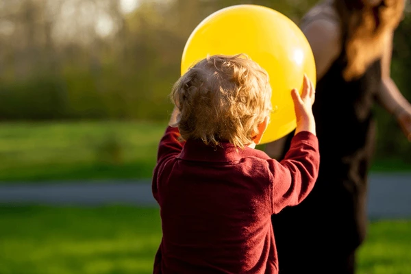 Между 300 и 500 евро на месец за работещи родители: Гърция с платформа за детегледачи