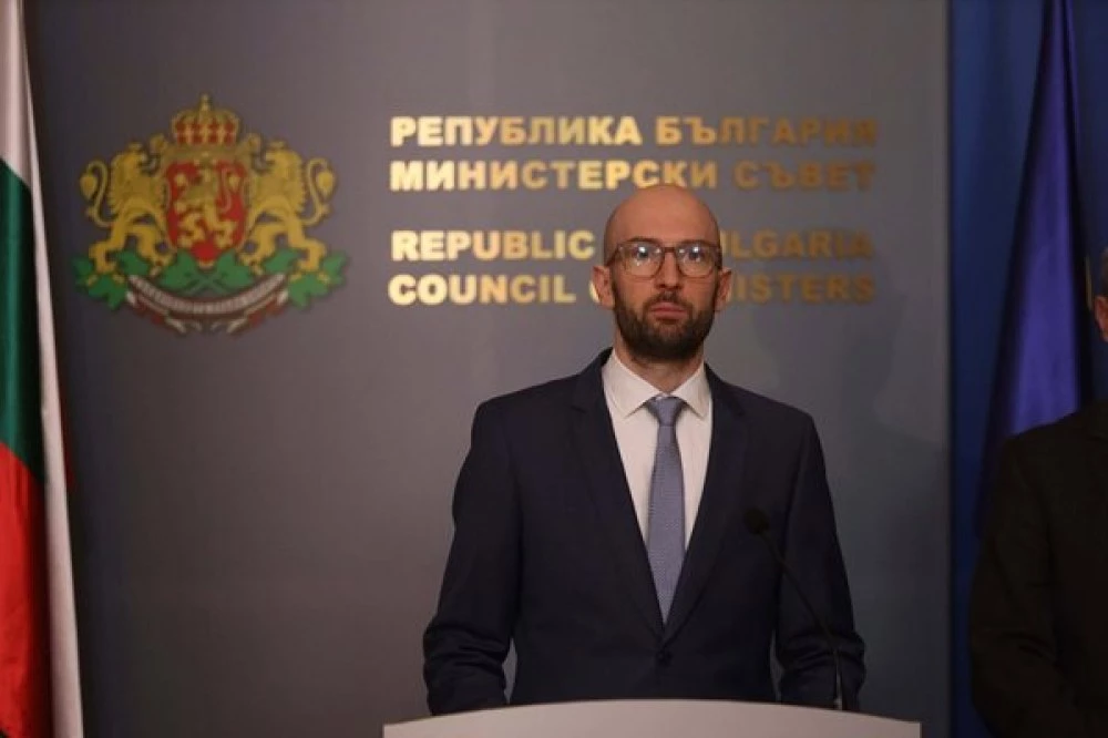 Служебен министър към Радев: От раздути обществени поръчки за тестове за рак и курсове може да се спестят милиони