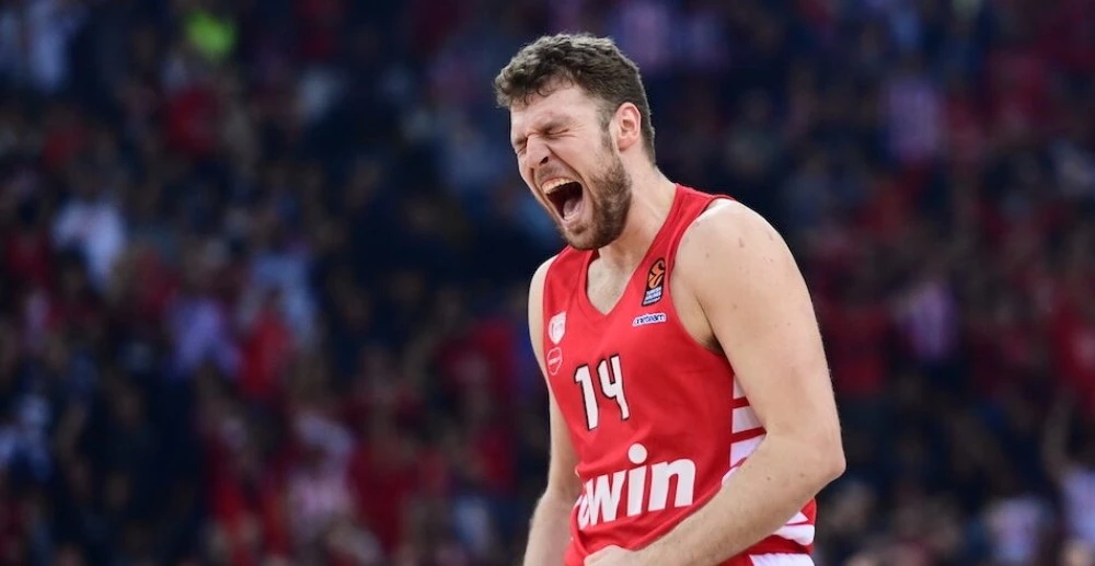 Везенков помогна на Олимпиакос за успешен старт в плейофите