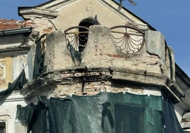 „Бомби със закъснител над главите ни: рушащи се фасади в центъра на Пловдив застрашават пешеходци