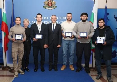 Министър Илиев награди медалистите ни от Европейското първенство по борба