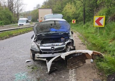 Шофьор катастрофира с кола без номера на пътя Стара Загора – Казанлък и избяга
