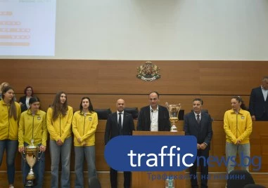 Златните момичета на Пловдив: Марица донесе купите в Общинския съвет