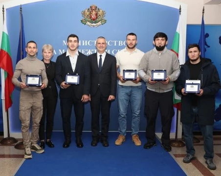 Министър Илиев награди медалистите ни от Европейското първенство по борба