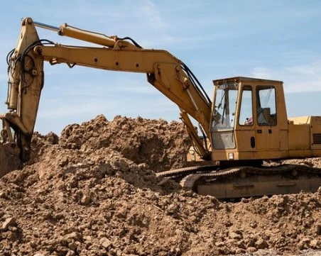 Почина работникът, затрупан с пръст от багер в Бургас