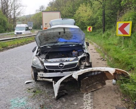 Шофьор катастрофира с кола без номера на пътя Стара Загора – Казанлък и избяга