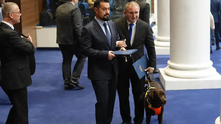 За първи път: Ще има куче в парламента, ще е водач на незрящ депутат